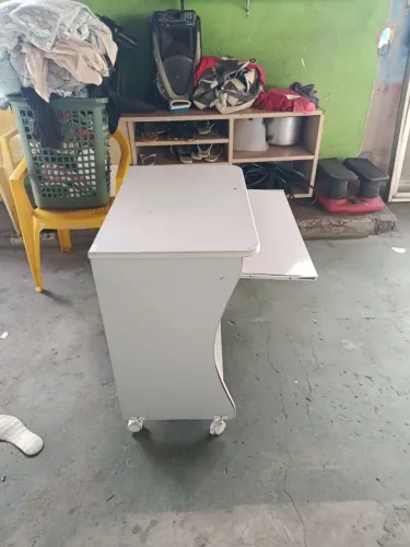 Mesa para Computador Compacta com Rodinhas - Branca