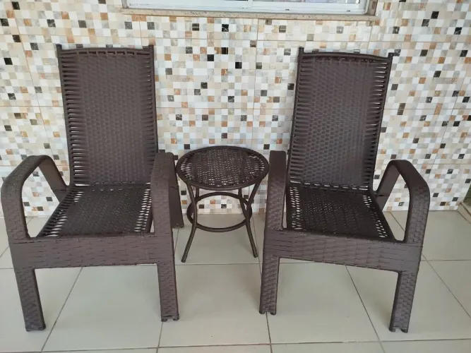 Jogo de cadeiras e mesinha