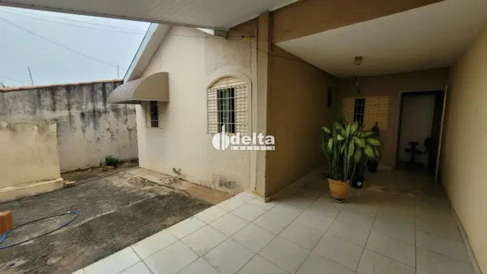 Casa com 3 quartos disponível para venda no bairro Luizote de Freitas em Uberlândia-MG