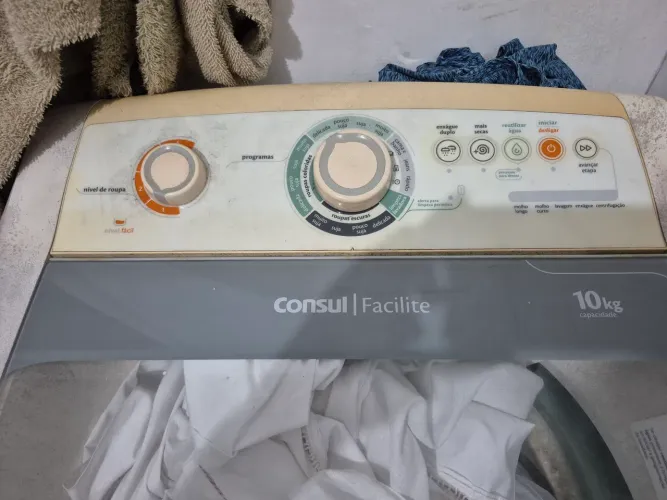 Máquina de Lavar Roupa: FUNCIONANDO MAS COM DEFEITO. R$ 300,00.