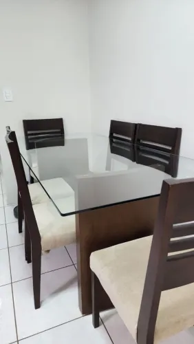 Vende-se mesa com 6 cadeiras. Oportunidades!