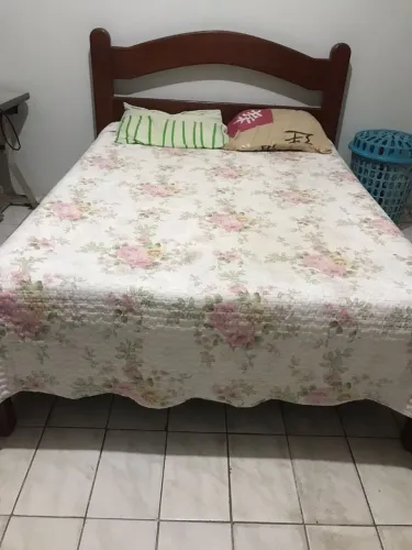 Cama de madeira nobre