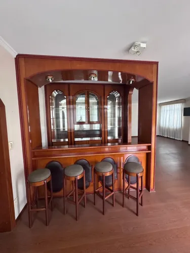 Móvel de bar em madeira
