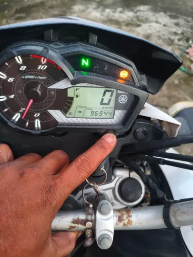 São duas motos uma azul e outra branca, mas preços diferentes.