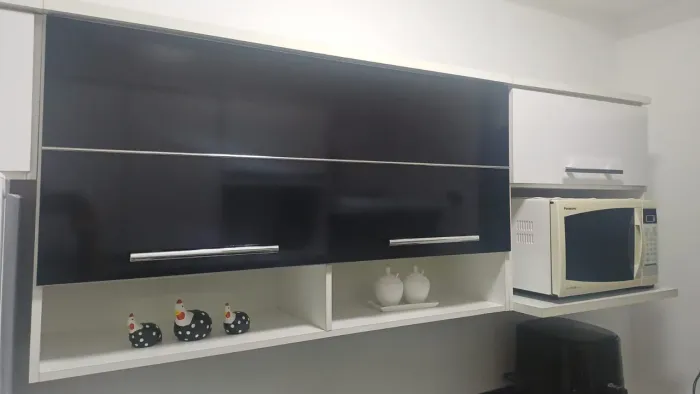 Armario de cozinha preto e branco.