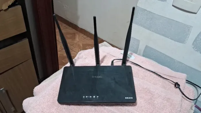 Roteador D-Link DIR-819 AC750 Dual Band com 3 antenas externas. Possui redes 2,4 GHz e 5 G