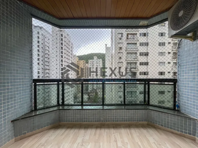 Apartamento com varanda e lazer na Praia das Pitangueiras, Guaruja