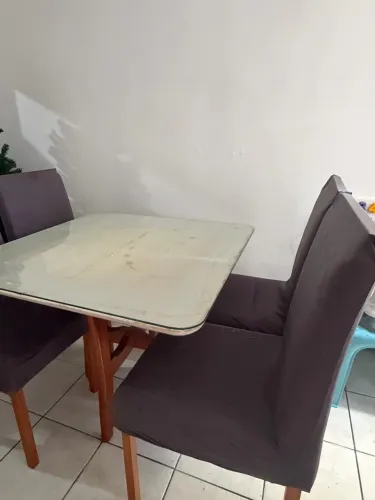 Mesa com 4 cadeiras