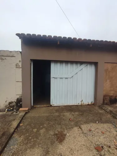 Venda: 2 lotes juntos com construção, 500m², próximo à Faculdade Padrão