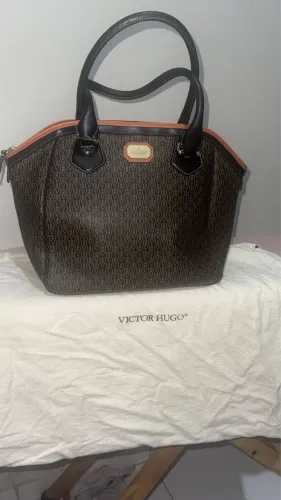 Bolsa Victor Hugo sofisticada com detalhes em laranja