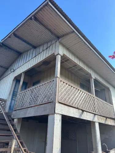 Vendo casa de madeira antiga para retirada de madeira- excelente com 5 portas- Juina, MT