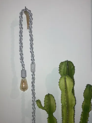 Cordão de luminária e suporte de madeira