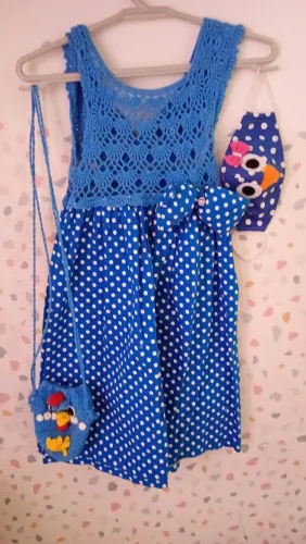 Vestido galinha pintadinha, bolsinha e máscara 