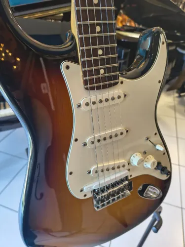 Guitarra Fender powered by Roland Mexicana semi-novo Mixer Instrumentos Musicais