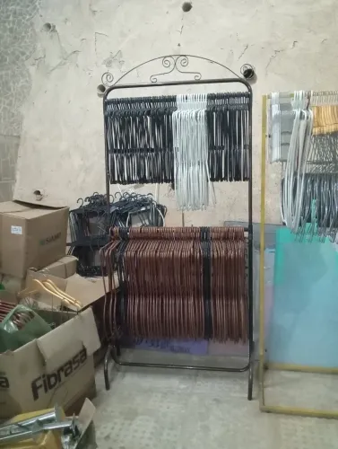 Arara para roupas cobre envelhecido excelente