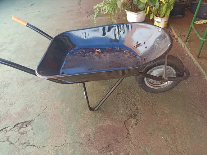 Carriola semi nova usada uma vez