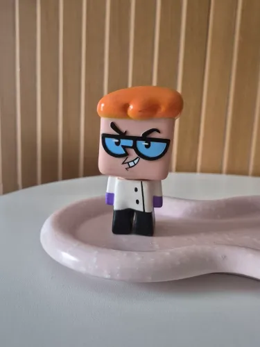 miniatura é uma figura colecionável do Dexter da linha Kubo's (Nerd ao Cubo)