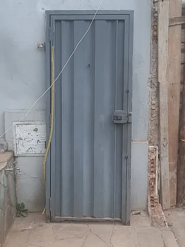 Um portão semi novode garagem e um social c/motor eletrônico valor R$ 1.999.00