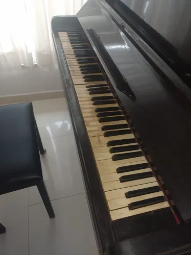 Piano acústico vertical