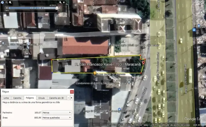 Terreno com casa de vila para venda possui 885 metros quadrados. Excelente investimento.