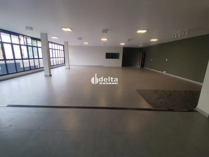 Casa comercial disponível para locação no bairro Tabajaras em Uberlândia-MG