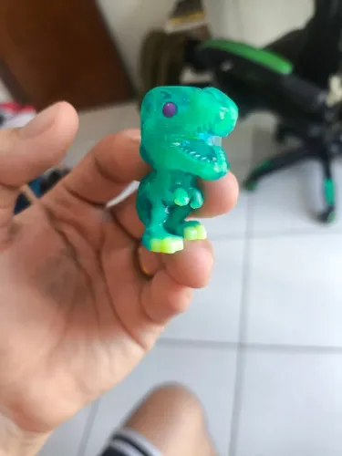 t-Rex especial brilha no escudo kinderjoy 