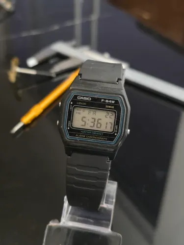 Relógio Casio F-84W Original Vintage anos 80 Módulo 587 Made in Japan Revisado Pilha nova