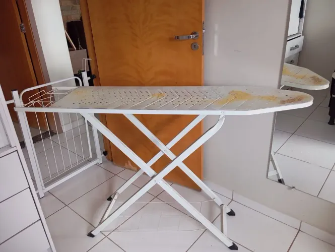 Mesa de passar roupa grande em aço