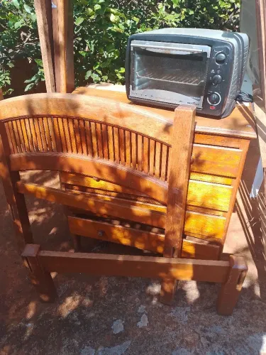 Cama e cômoda mais forno 