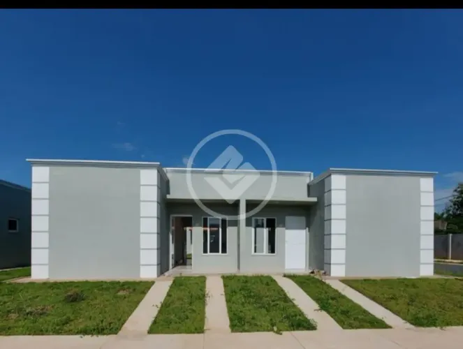 Casa em condomínio fechado no bairro São João Del Rei com dois quartos sendo uma suíte. No
