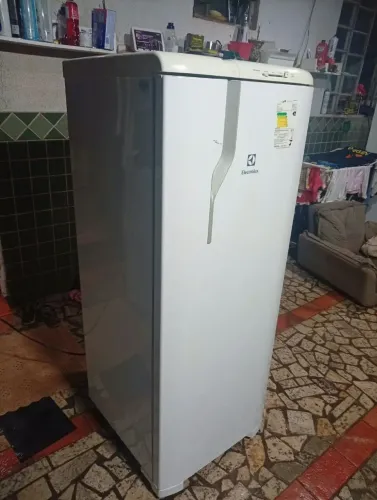 Geladeira Eletrolux média