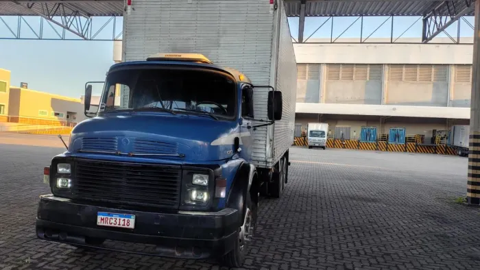 Mercedes 1313  baú 8.5