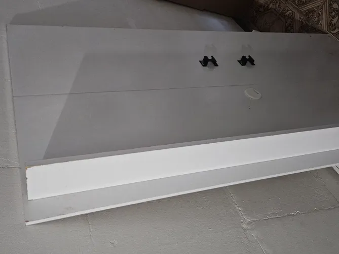 Painel de tv com o suporte.