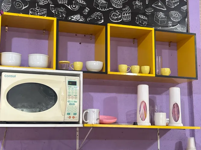 Nicho decoração amarelo   mais prateleira  amarela 