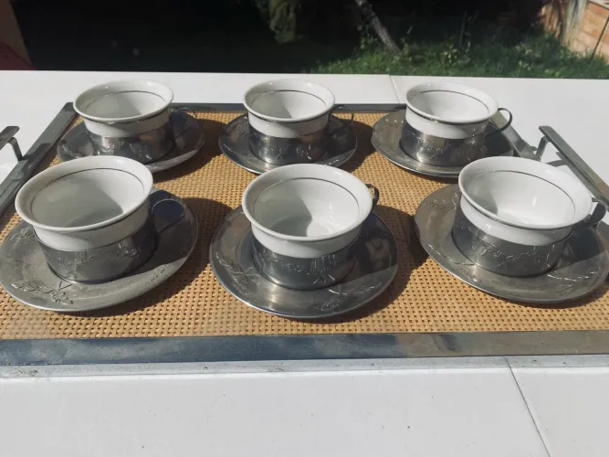 Porcelana Vera Cruz , 6 xícaras com pires em metal e suporte trabalhado .