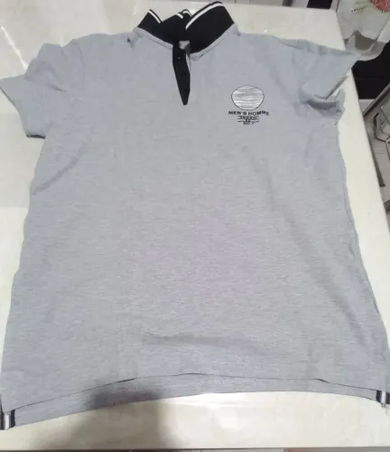 Um camiseta polo tamanho M usada masculino
