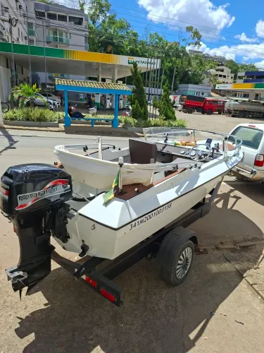 Lancha com motor de 50hp a mais conservada do estado.  Para pessoas exigente. 