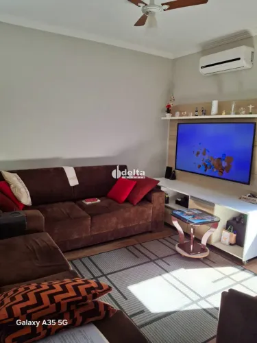 Casa residencial com 4 quartos sendo 1 suíte disponível para venda no bairro Santa Mônica 