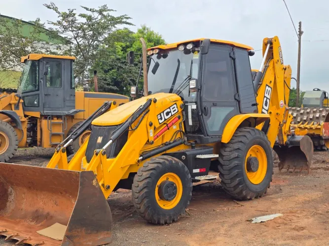 Retroescavadeira JCB 2024
