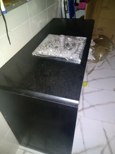 Vende se uma escrivaninha usada e uma luminária nova