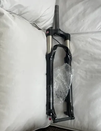 Suspensão Suntour XCR32 a ar, NOVA, retirada de bike 0km.