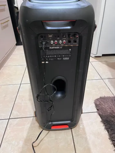 Vendo caixa de som JBL 300 semi nova, em perfeita condições, valor 2.500