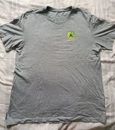 Camiseta T-shirt Air Jordan original, importada, cinza, tamanho G adulto, perfeito estado.