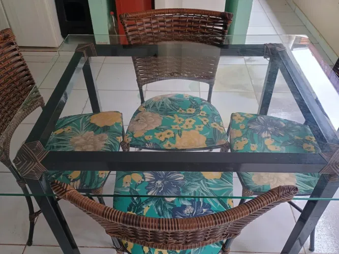 Mesa  bem concervada.