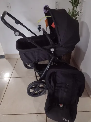 Carrinho moisés com bebê conforto 