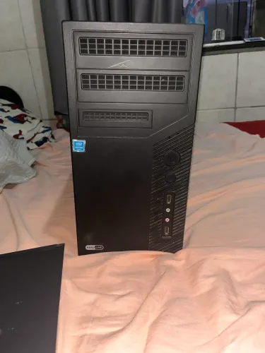 Computador de escritório com monitor (descrição)
