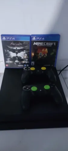 Ps4 slim dois jogos 2 controle, ps4 com defeito!