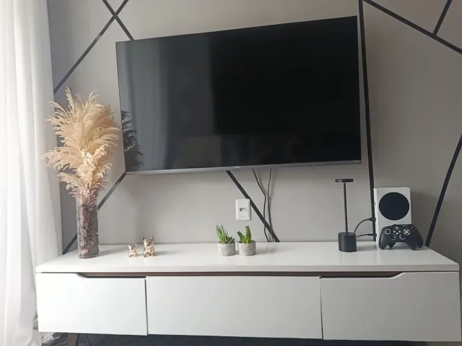 Rack para TV branco com detalhes amadeirados moderno