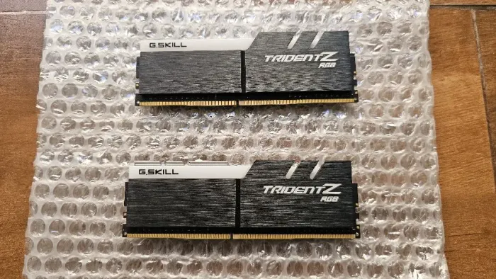 Memória DDR4 16GB (8GB está com defeito) Trident Z RGB