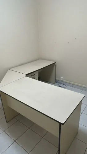 Mesa de Escritório em L na cor Bege Grande com gaveteiros.